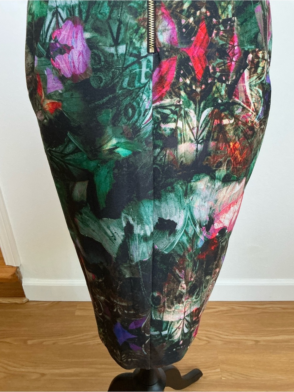 Ted Baker Floral Green Sheath Dress with V-Neck Size 3 - Picture 9 of 16